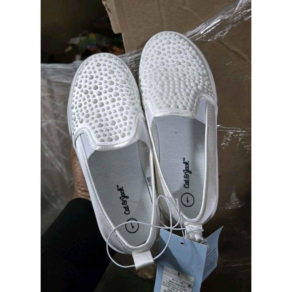 Sold!! Cat & Jack charlotte Girl Low Top Roun Toe White Sneakers Shoes